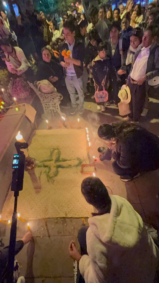 AlertaQro's tweet photo. 🕯️ La memoria y las tradiciones del pueblo otomí llegan al Jardín Zenea con la apertura del Camposanto Otomí, parte del Festival de Día de Muertos 2026. Un espacio para honrar a quienes ya partieron y compartir el legado de esta cultura. 🏵️

#Querétaro #DíaDeMuertos #CamposantoOtomí #JardínZenea #CulturaOtomí