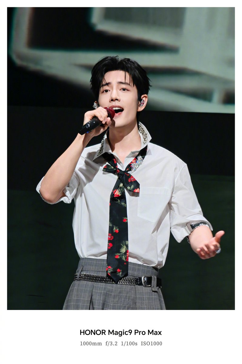 XiaoZhan_OFC's tweet photo. 【261024 Photo】

#XiaoZhan1005NewsPort
#XiaoZhan #肖战

HONOR Weibo updated:

Xiao Zhan [Here Comes Our Exit] Tour – Nanjing Stop,
bridging distances through visuals, bringing the stage into clear view. https://t.co/FtPdt6DExf