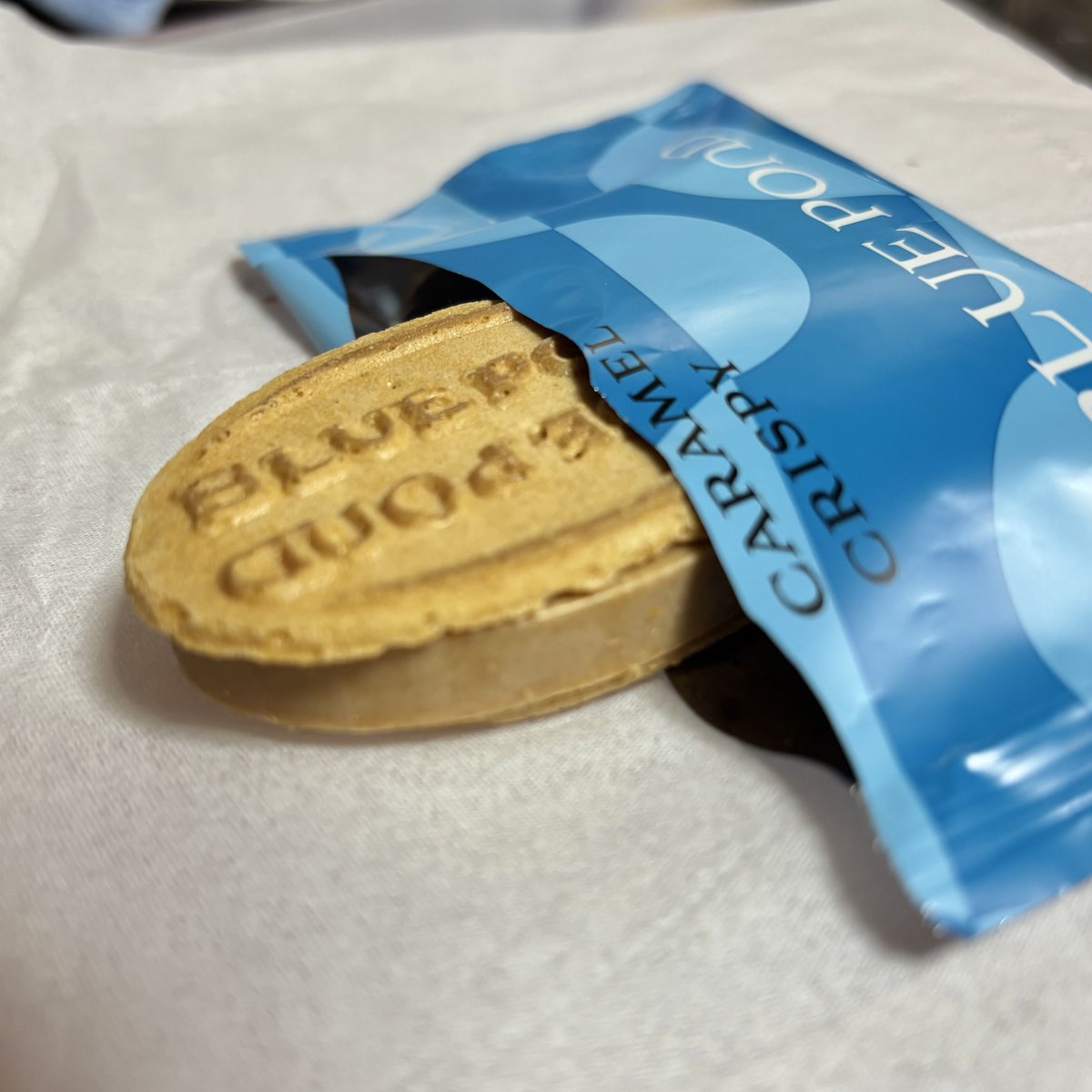 loveMFQ's tweet photo. いただきもの。
北海道限定の #BluePond #キャラメルクリスピー 
とっても美味しいんだけど、お高いアイスコーナーにあるアレに見える…😂 https://t.co/gv4P1AJhOB