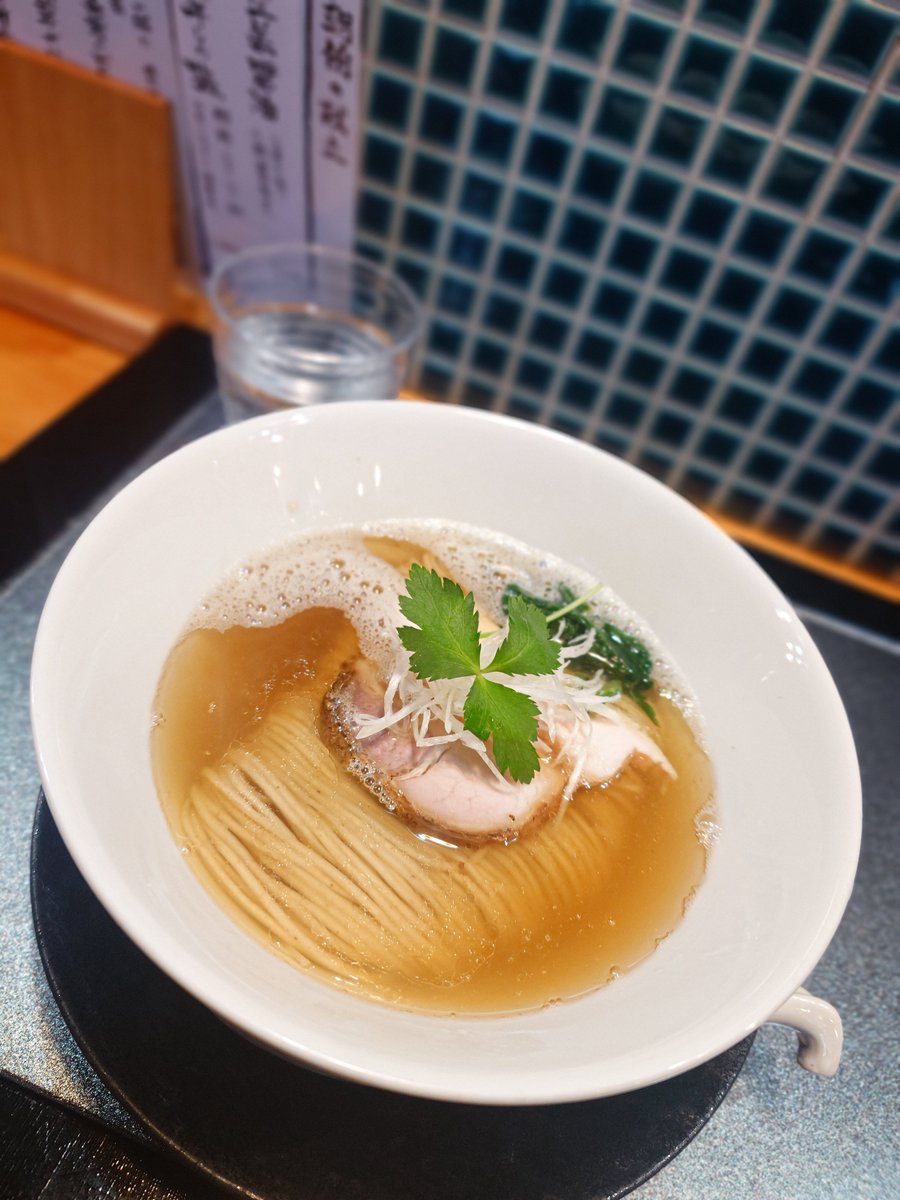 SHO05284559's tweet photo. 🍜中華蕎麦 鳴神食堂
「高崎市中泉町」
⭕️五種の煮干しの塩
鰯、鯖、ウルメ、アジ、鯛の水出し
連食2杯目は煮干清湯っ♡
透き通った綺麗なスープだがニボニボ感ハンパなくて朝からギンギン♡
2杯目で更に身体ぽかぽかでシングルの水を一気飲みからの外気浴がちょうどいい
鳴神サウナで、、ととのった。 https://t.co/zjQaatkBMx