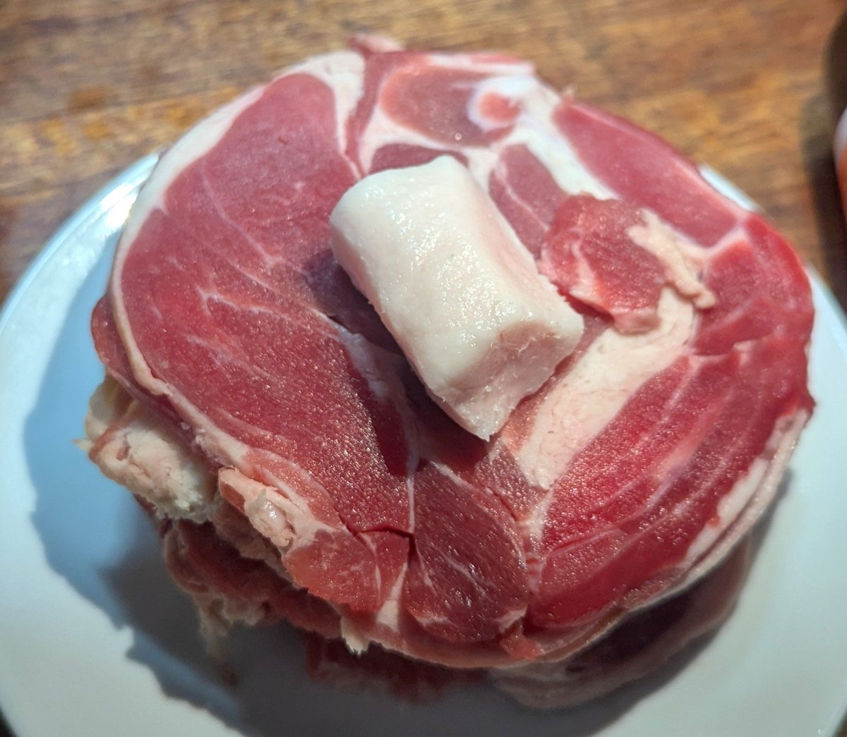 ONRYOUonsen's tweet photo. 子供の頃、焼肉と言えばこの丸いお肉だった…

たまに食べたくなるが…
高くなってしまい手を出せなくなってしまった…

みんなは、この丸いお肉たべた事ある？ https://t.co/0NppubswUi