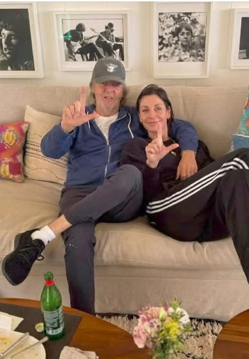 ZAMENZA's tweet photo. Paul McCartney e filha Mary, fotógrafa, fazendo o L. https://t.co/FNCpcMXEYd