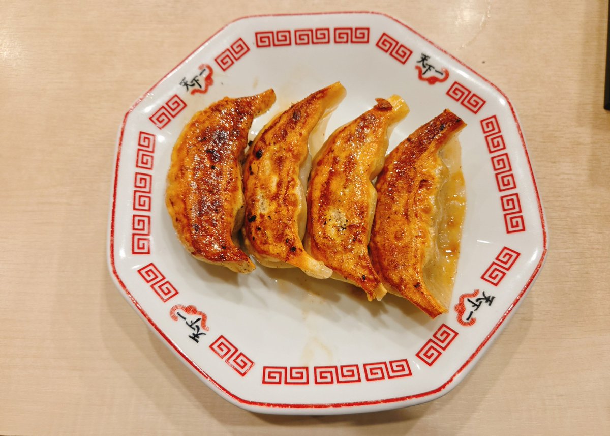 sasakaz's tweet photo. 10月15日(木)の夜、五反田にある｢天下一｣で、天下一タンメンと焼き餃子4個食べました。
タンメンの方は、半日分の野菜が食べられるのが売りですが、確かに野菜結構なボリュームでした。
焼き餃子は、1個当たりがしっかりしたボリュームで食べ応えありました。
午後も元気に出発進行(^^) https://t.co/Zb7fC6QzSS