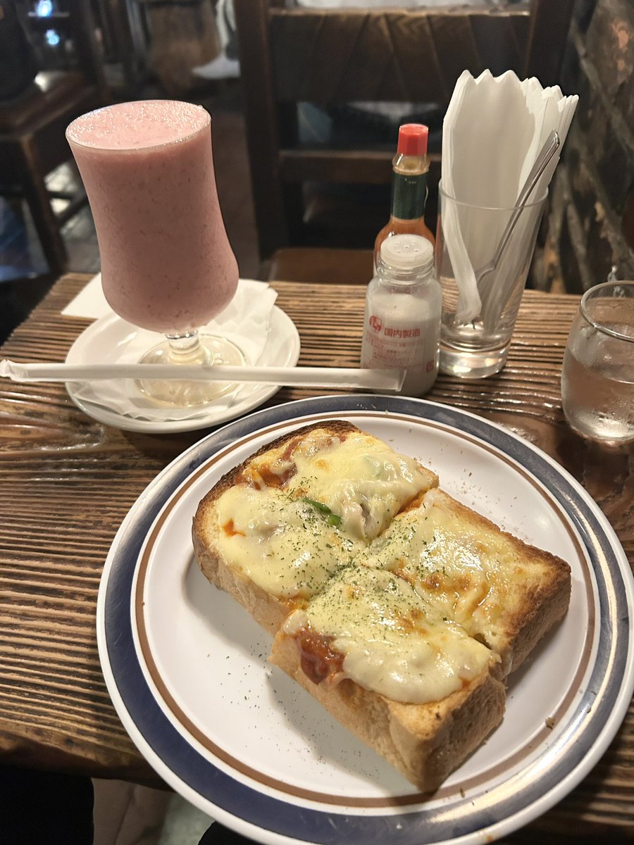 yone2840's tweet photo. 神田神保町エリアでカフェ巡り。まずは、このエリアの代表的なカフェといえばここ、「さぼうる」。休日は大行列の人気店。ここでは人気の高い、いちごジュースとピザトーストをオーダー。 https://t.co/BhTXmRaQfo