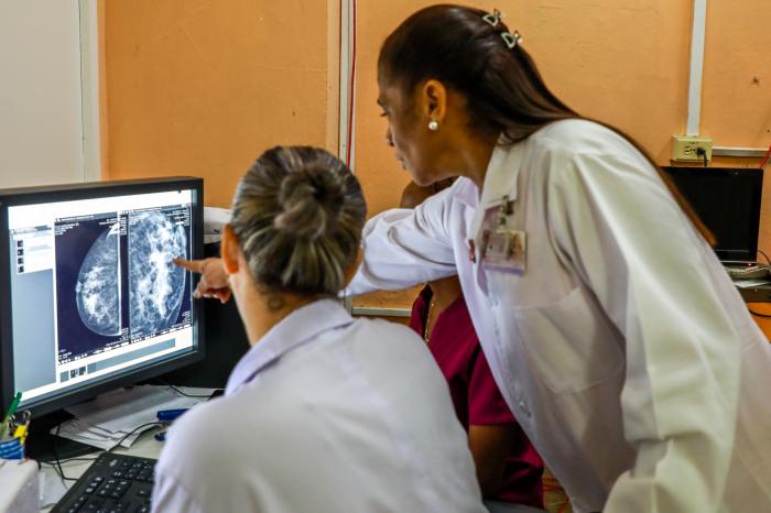 Granma_Digital's tweet photo. ⚕️🧫ǀ El cáncer de mama en #Cuba🇨🇺 es, hoy más que nunca, una batalla de dos frentes: contra las células malignas y contra un bloqueo que intenta asfixiar la vida.
🔗https://t.co/dHiOwRK4IB https://t.co/juC7opxHn6