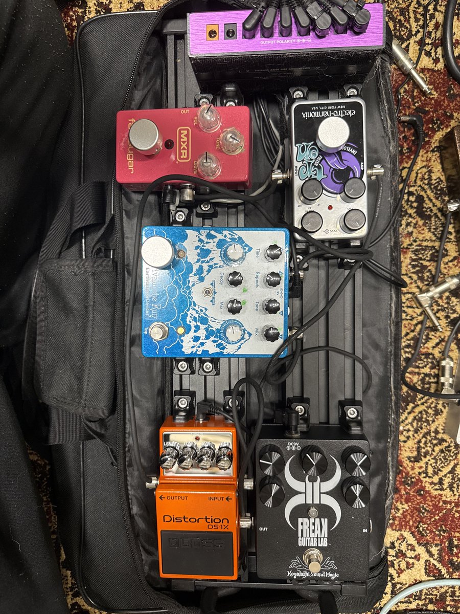 effectorbox's tweet photo. #エフェクターボード大公開

まりゅさんのエフェクターボード「軽量ボード」

「電車移動を考え、只々軽量にしました。 fat sugarは隠れた名機。」
— まりゅさん

接続順：
OD→DS→エンベロープフィルター→ディレイandリバーブ→ブースター

詳細はこちら👇
https://t.co/w2dHreHB4Y

#MYCOLLECTIONBOX #MXR #BOSS