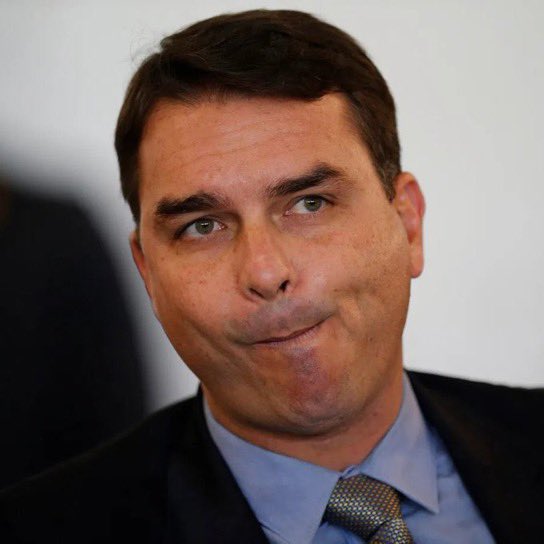 poponze's tweet photo. Flávio Bolsonaro mentiu 190 vezes durante os debates presidenciais desta semana:

• Band — 115 mentiras
• TV Globo — 75 mentiras https://t.co/OGAvapoACL