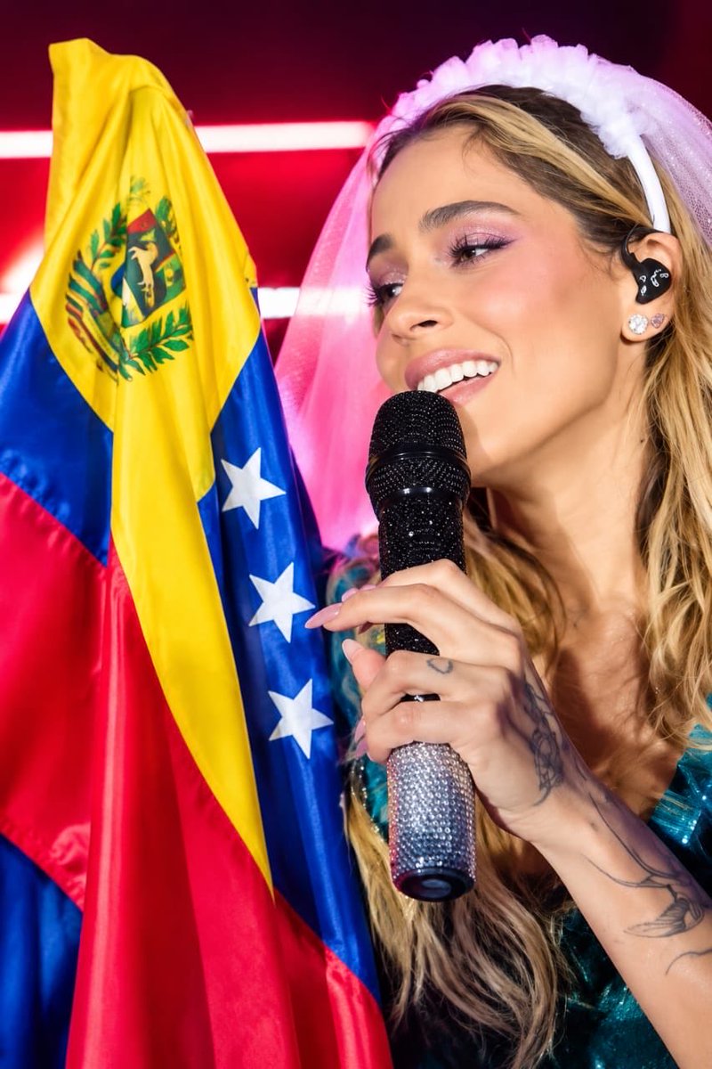 tttlifee's tweet photo. me quiero tatuar estas foto diosmio Tini venezuela te ama 😭💛💙❤️ https://t.co/I4rHXWaslX