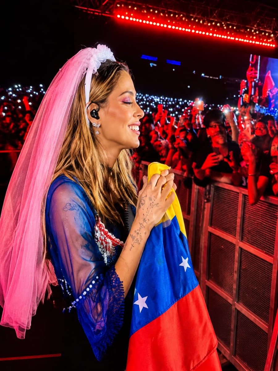 tttlifee's tweet photo. me quiero tatuar estas foto diosmio Tini venezuela te ama 😭💛💙❤️ https://t.co/I4rHXWaslX