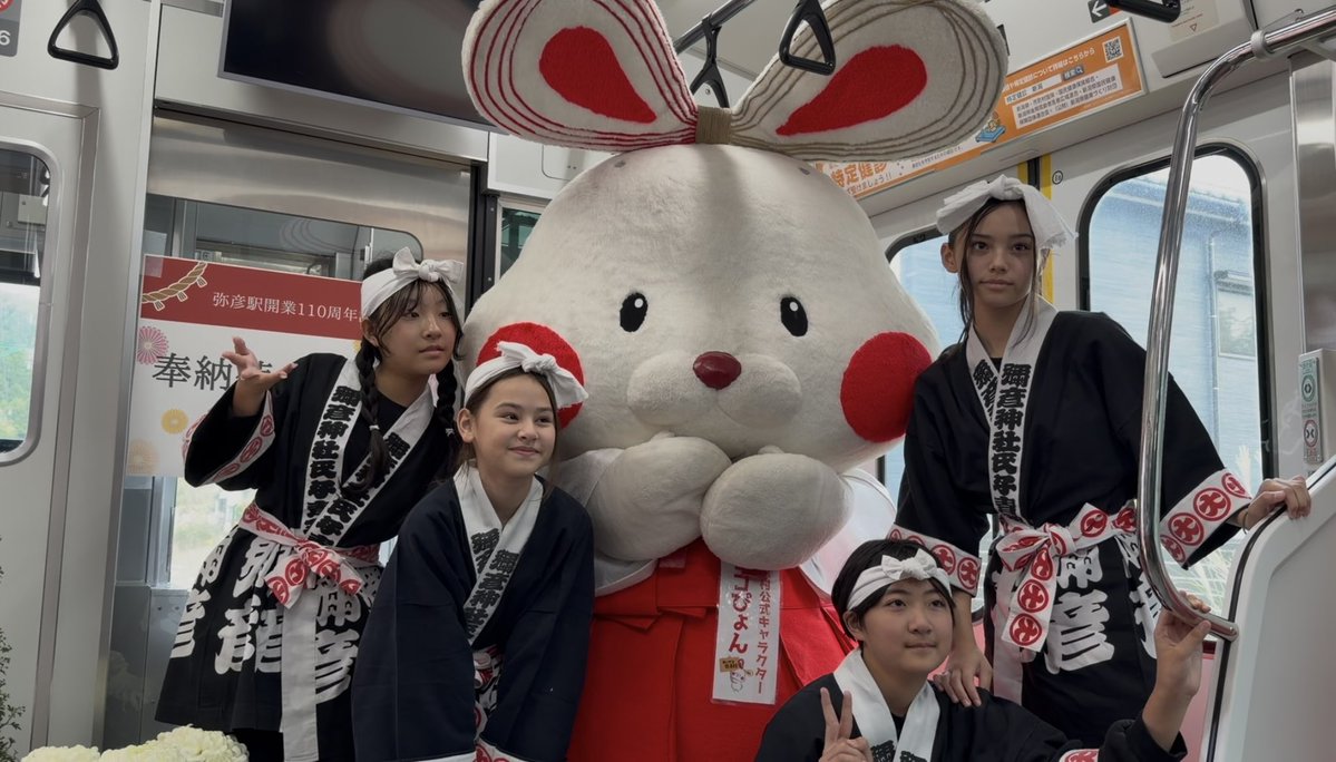 kenohcom's tweet photo. 弥彦駅110周年を記念して弥彦菊まつりに向けて氏子青年会らが電車で菊花を弥彦駅に運び、かつての菊まつりを再現しました。 https://t.co/u7PluuDcMU