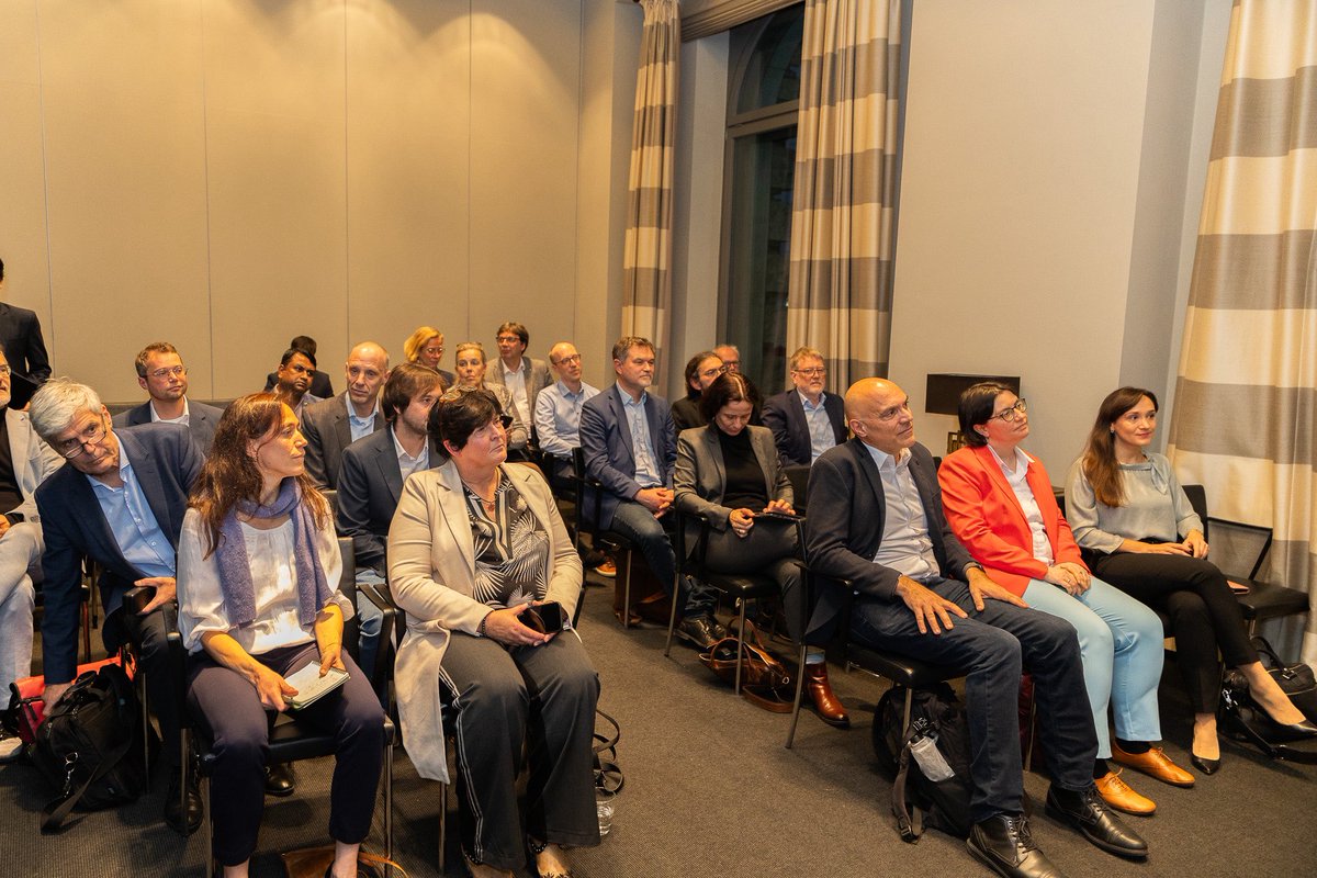 PiyushGoyal's tweet photo. Addressed a roundtable in Berlin with heads of prominent German research organisations.

Exchanged insights on expanding India-Germany collaboration in research, frontier technologies and innovation. Discussions also focused on accelerating joint efforts in advanced materials and artificial intelligence, while strengthening linkages between our research institutions, startups, and industry. 🇮🇳🇩🇪