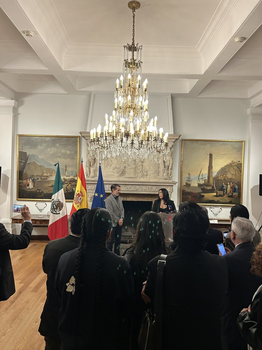 EmbEspMex's tweet photo. 📣 La Embajada de España en México, en nombre de S.M. el Rey Felipe VI, ha otorgado la Cruz de Oficial de la Orden del Mérito Civil a la 🎭 actriz mexicana 🇲🇽 Adriana Paz @AdrianaPazz 🙌 https://t.co/IRvHrSwUGg