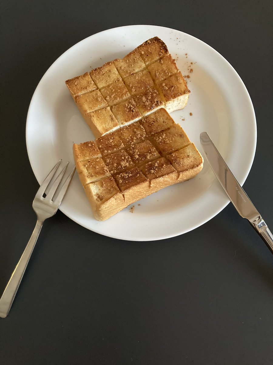 TEOREMA_CAFE's tweet photo. しっとりな土曜日です。静かな喫茶の時間にも磨きがかかります。本日も13:00-18:00でテオレマしています。当店は5テーブルの小さな店です。週末は次のお客様へ  また何より1日でも長いテオレマの明日のため長時間のご滞在にはご配慮くださるようお願いいたします。空いている時はどうぞごゆっくりと。 https://t.co/b1g3Y0yRj2