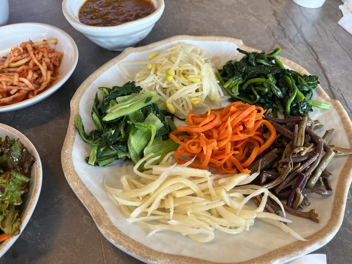 kongshamdu's tweet photo. 배고픈 너구리들...
일본인들은 비빔밥과 나물을 좋아 한다지?
오늘 소개해줄 음식은 한국의 특별한 비빔밥

바로 '강된장 보리밥'이다

강된장이란 된장을 야채 버섯 고기를 물에 끊인거라 고추장과 다른 매력이지

나물을 보리밥 위에 올리고 강된장을 마구 비벼먹으면 고추장 비빔밥과는 다른 색다른 풍미가 깊은 맛이 나니까 꼭 먹어보도록
