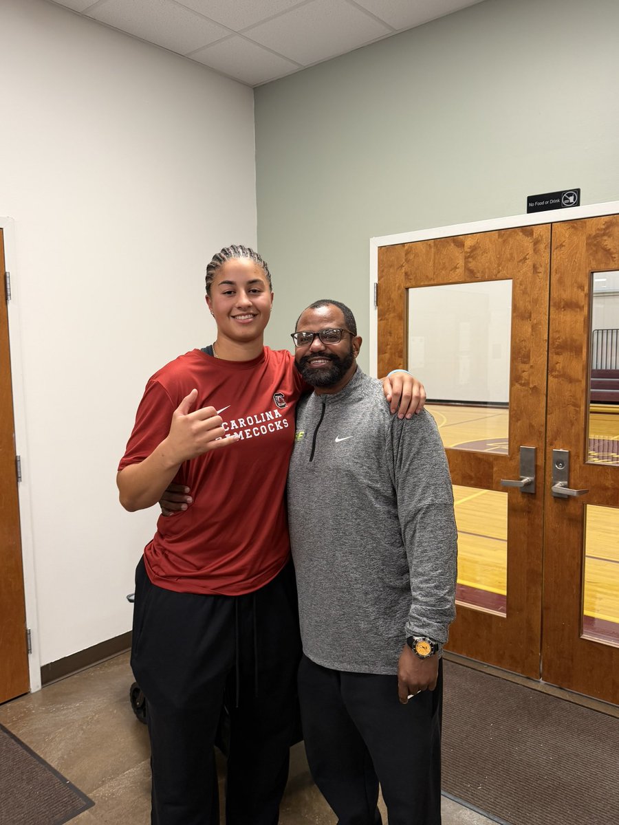 klhoops's tweet photo. Congratulations to @palmerjordyn20 , and the whole Palmer Family. Do yourself a favor and go to one of her Westtown games. This is just her 2026 accomplishments- MVP Overtime, Slam, Mamba, and USA 🏀 Gold Medal winning u19 team. 1st Team All EYBL, Pa. Gatorade State POY ( 3X) , Nike Grassroots Athlete. now signs on with @dawnstaley and South Carolina , deserves and works for everything she gets! We are proud of you Jordyn. @philly_rise @NikeGirlsEYBL