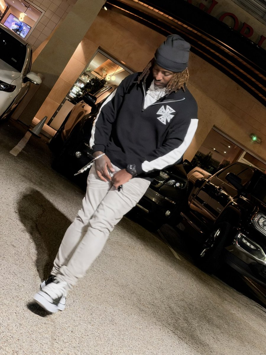 Treybailetv's tweet photo. Houston, We Got A Problem 🎈🥳 #HBDToMe https://t.co/URSvaZ6Oun