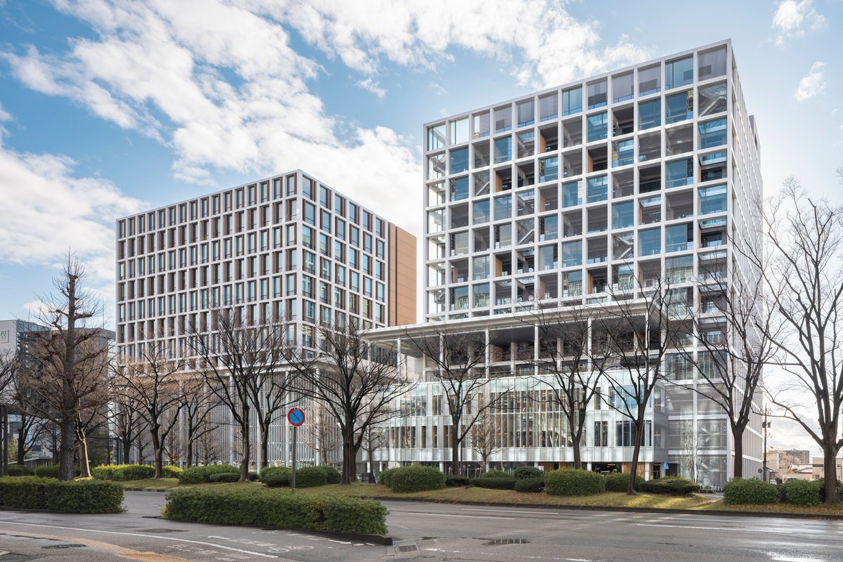 tecture1's tweet photo. 【大きな専有部より、大らかな共用部を。半外部が協創の場になるオフィス｜An Office That Prioritizes Generous Shared Spaces Over Large Private Spaces, with Semi-Outdoor Areas Fostering Co-Creation】

Hirooka Terrace / 三菱地所設計
軽やかな建具で内外をあいまいに。隣の本店と大屋根・ブリッジでつなぎ、食堂やホールを2棟で共用します。  

詳しい設計背景や、より多くの画像はリンクから▼▼▼ 
https://t.co/kinHPhsDXC 

#TECTUREMAG 
#TECTUREMAG最新記事 

Photo: FOTOTECA(pic.1-3)、Shun Fukuda(pic.4)