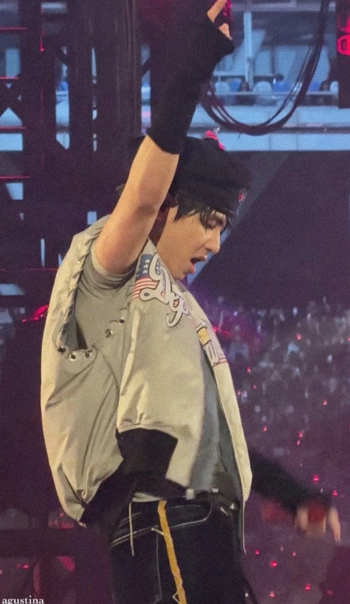 thvismuse's tweet photo. the styling of this fit goes insanely hard TAEHYUNG IS A ROCKSTAR https://t.co/5EEfUDfVl4