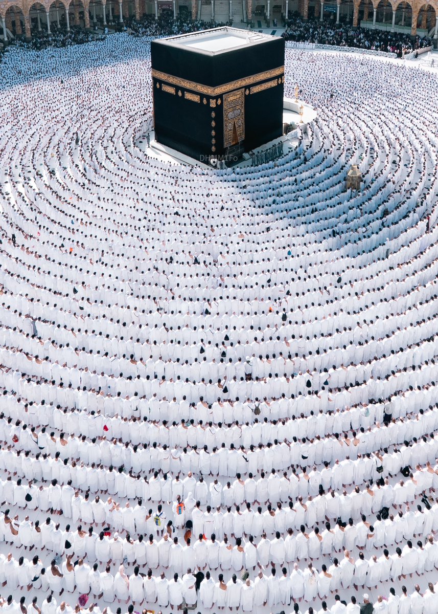 HolyMakkah01's tweet photo. Black Diamond &amp; white pearls https://t.co/LRC2TJ7Gab