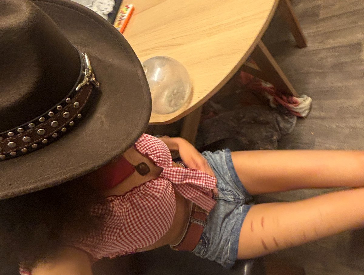 calsphobia's tweet photo. wait thighs are lowkey thinspo https://t.co/GR5sY960r4