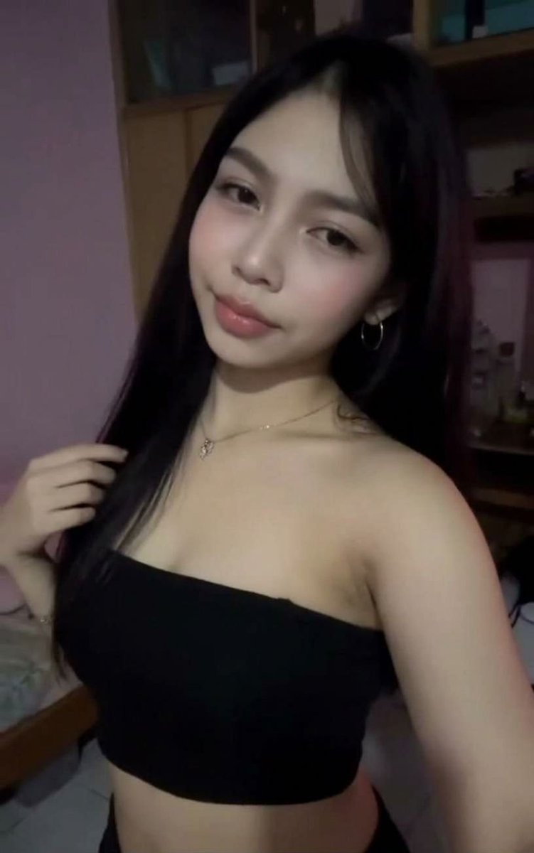kitsukiisena's tweet photo. Followers’ dropped her IRL in my DMs and… goddamn. That face, those lips, that body in the black tube top. She looks so good https://t.co/KrcyYpsvF4