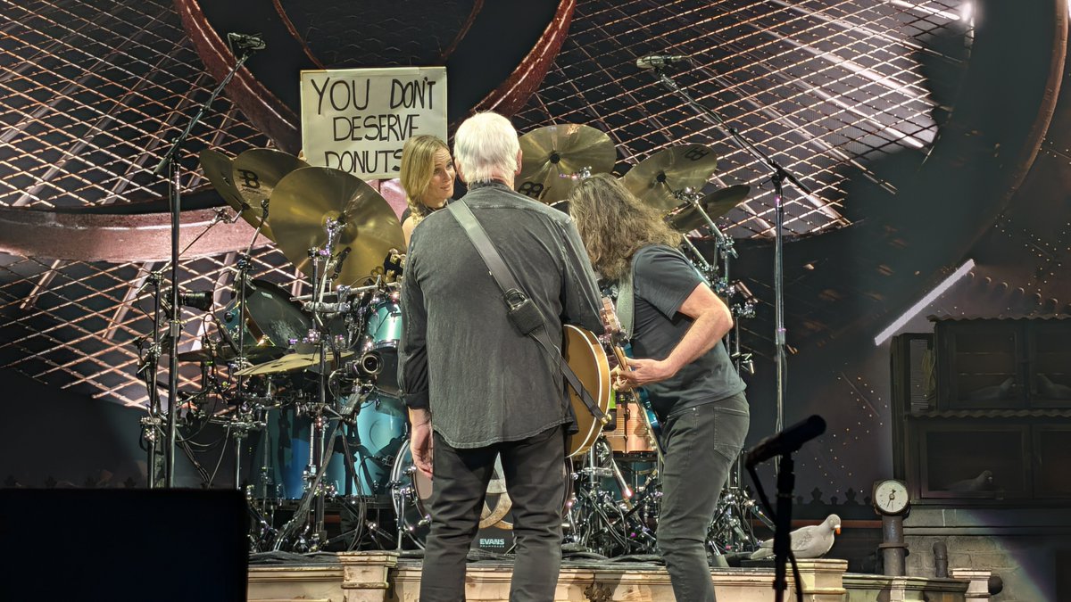 UCNote's tweet photo. Anika's gag in Cincinnati 
What a show! 🙌 @rushtheband @lorengold https://t.co/lTrQ5KhOFC
