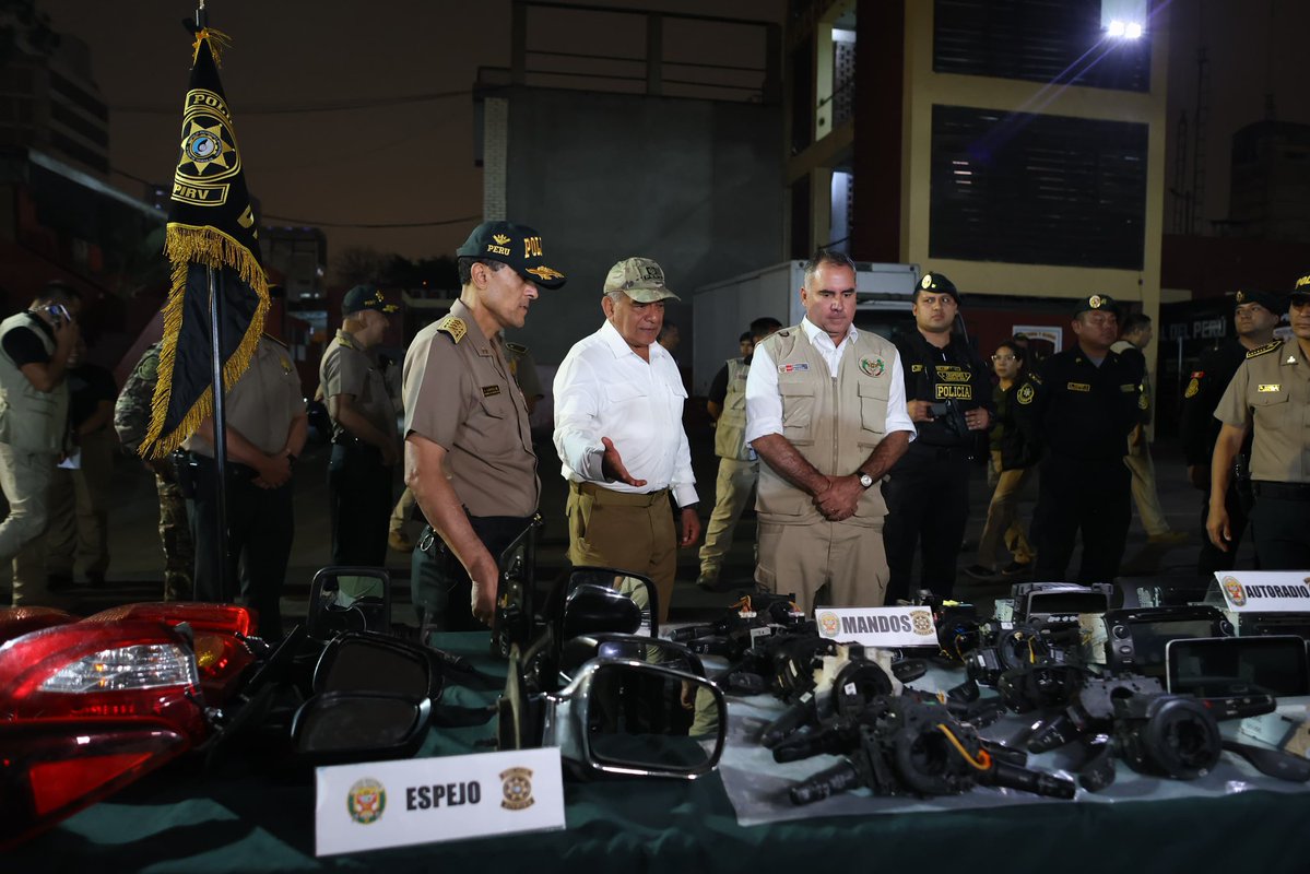 MininterPeru's tweet photo. 🚨 ¡El #ComandoUnificado intensifica sus operaciones contra el crimen organizado!

El ministro del Interior, César Astudillo, junto al ministro de Defensa, Rafael Belaunde y altos mandos de la PNP, lideró la presentación de los resultados de las últimas intervenciones policiales a nivel nacional.