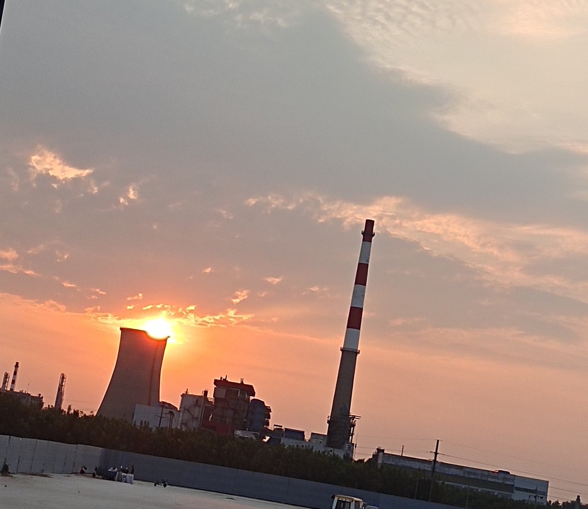Ruffx11's tweet photo. [按夏回腥] 夏の日の午後、海の風が運ぶ潮の香りが、まるで帰りたい場所を思い出させる。 https://t.co/pdMOdSUmyV