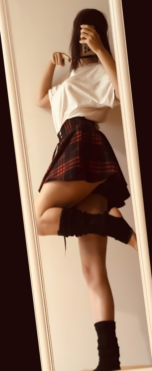 RoxyRezerina's tweet photo. sometimes I leave pictures out of my post because my proportions look weird... I look like a total giant.. like I could kick through steel https://t.co/8CrBp2gfF0