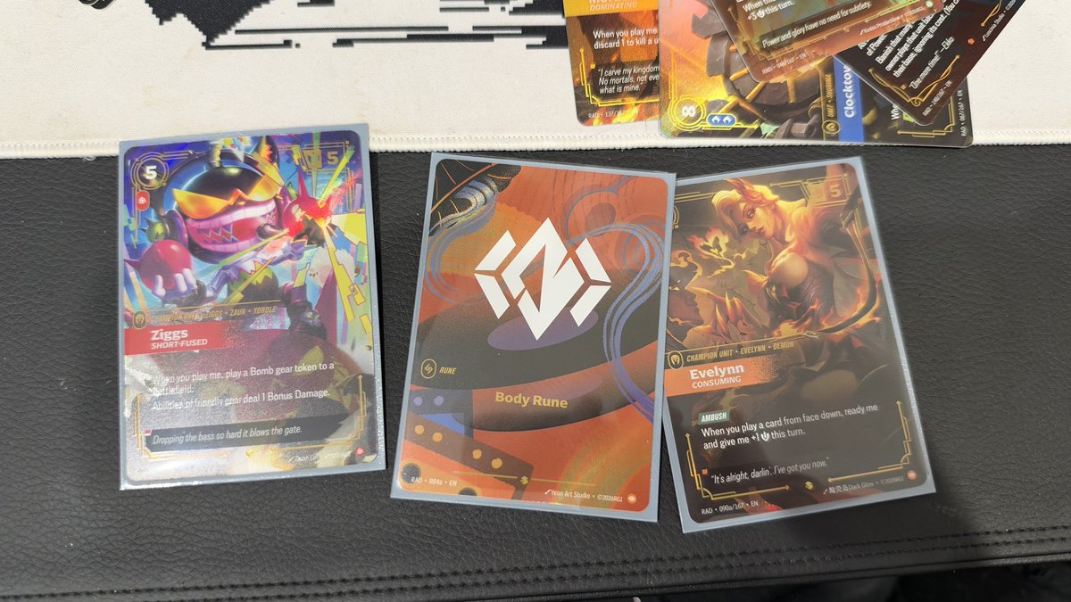 queuep0p's tweet photo. Box 6 alt zigs and eve. In total 3 ON’s in case. No sigs! https://t.co/zu85bRm8mY