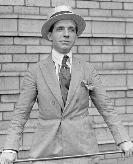 bugra_kurtoglu's tweet photo. Charles Ponzi

“Paranızı bana verin, 45 gün içinde %50 kazanç sağlayın.”

Üstelik Ponzi, bu getiriyi nasıl elde edeceğini de anlatıyordu.

Planına göre Avrupa'da ucuz olan uluslararası posta cevap kuponlarını satın alıyor, Amerika'da daha yüksek değerden kullanarak aradaki farktan kâr elde ediyordu.

Kulağa mantıklı geliyordu. Ancak ortada büyük bir yalan vardı.

Ponzi, yatırımcılarına anlattığı ticareti gerçekte yapmıyordu.

Ponzi'ye ilk yatırım yapan kişi 1.000 dolar yatırdığında, 45 gün sonra 1.500 dolar almayı bekliyordu.

Ponzi ise bu parayı herhangi bir yatırımdan kazanmıyordu.

Yeni gelen yatırımcıların yatırdığı parayı kullanarak eski yatırımcılara ödeme yapıyordu.

Yani yatırımcıların kazandığını düşündüğü para, aslında başka yatırımcıların cebinden çıkıyordu.

İlk yatırımcılar söz verilen kazançları alınca sistemin gerçekten çalıştığına inandı.

Kulaktan kulağa yayılan bu başarı hikâyesi, binlerce insanı Ponzi'nin kapısına getirdi.

İnsanlar evlerini ipotek ettiriyor, birikimlerini çekiyor, hatta borç alarak sisteme para yatırıyordu.

Ponzi'nin topladığı para birkaç ay içerisinde milyonlarca dolara ulaştı.

Eski yatırımcılara ödeme yapılabilmesi için sürekli yeni yatırımcıların gelmesi gerekiyordu.

Ve vaat edilen %50 getiri nedeniyle ödenmesi gereken para her geçen gün büyüyordu.

1920 yılının Temmuz ayında Boston Post gazetesi, Ponzi'nin iş modelini sorgulamaya başladı.

Gazeteciler ve yetkililer, vaat edilen kazançların sağlanabilmesi için piyasada bulunması gerekenden çok daha fazla posta kuponunun alınıp satılması gerektiğini fark etti.

Şüpheler büyüdü. Yatırımcılar paralarını geri istemeye başladı.

Çünkü Ponzi'nin kasasında herkese ödeme yapacak para yoktu. Toplanan paranın önemli bölümü zaten önceki yatırımcılara dağıtılmıştı.

Ağustos 1920'de Charles Ponzi tutuklandı.

Yaklaşık sekiz ayda 15 milyon dolar civarında para toplamış, binlerce insanın birikimini kaybetmesine neden olmuştu.

Ancak Charles Ponzi'nin hikâyesi burada bitmedi.

Kurduğu dolandırıcılık modeli finans dünyasında kendi adıyla anılmaya başladı.

Bugün bu terim, gerçek bir ekonomik kazanç yaratmadan eski yatırımcılara yeni yatırımcıların parasıyla ödeme yapılan sistemleri tanımlıyor.

Charles Ponzi bu yöntemi icat eden ilk kişi değildi. Ancak onu tarihin en ünlü finansal dolandırıcılık modellerinden biri haline getirdi.

Aradan 100 yıldan fazla zaman geçti. Ama yöntem hâlâ aynı....