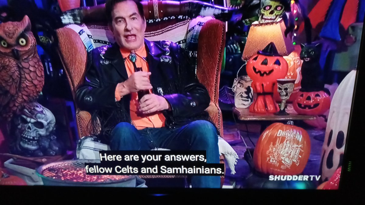 Signal13P's tweet photo. One thing I love about tonight's set is that it looks like Rondo Hatton is giving Joe Bob a big ol' side eye. 
@therealjoebob @kinky_horror #TheLastDriveIn #MutantFam #RondoHatton https://t.co/80DILKL2M5