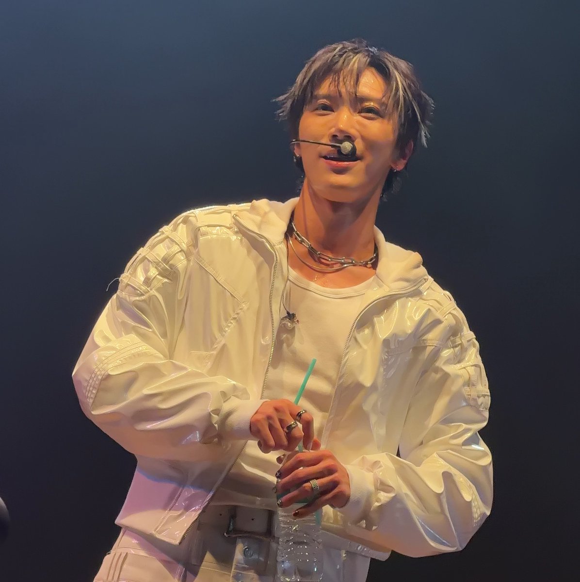 xkyuni's tweet photo. wow he's insane 🤣🤣 this view is crazy 
#ten  #TENLEE #TEN_USSHOWCASETOUR https://t.co/fBFystblWj