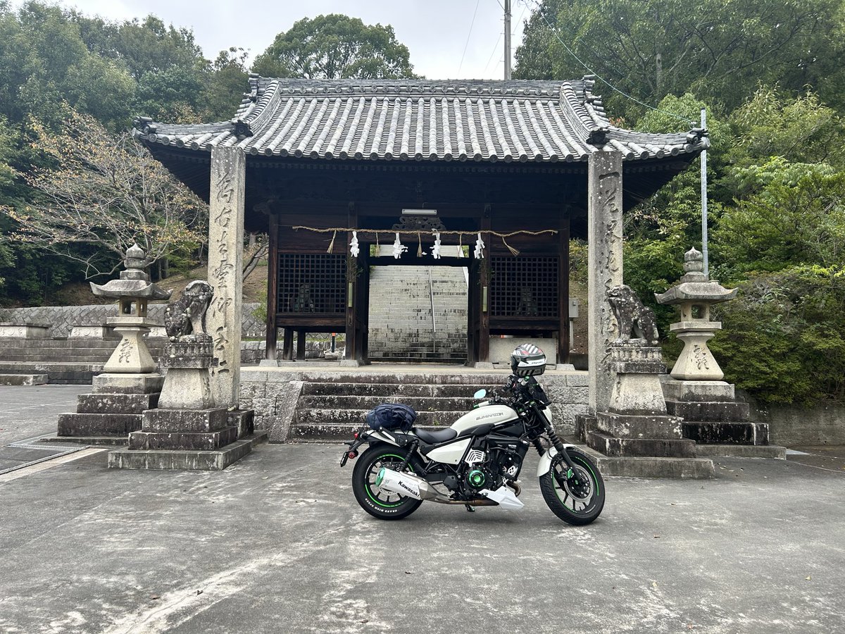 1XLSKNDS17Cs2fJ's tweet photo. バイク神社⛩️シリーズ
熊岡八幡宮
階段すごいなぁ

#エリミネーター
＃ツーリング https://t.co/F928Y0iu39