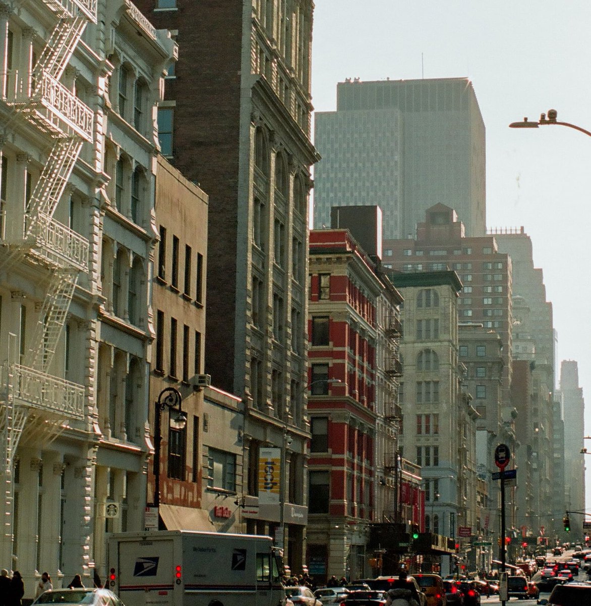 arrayso9eqot1's tweet photo. That sunlight hitting the buildings is pure photo fuel. Do you ever snap a shot just for the light and shadows? #streetphotography #cityscapes #photography https://t.co/HhdkEfwj1m
