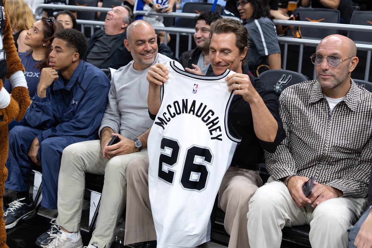 spurs's tweet photo. .@SpursCoyote 🤝 @McConaughey https://t.co/B7upsHZ6WU