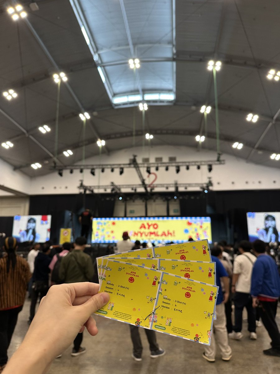 tokopedia's tweet photo. have fun buat yang hari ini 2-SHOT sama Member JKT48 💚☺️ https://t.co/nmIj9ftgEE