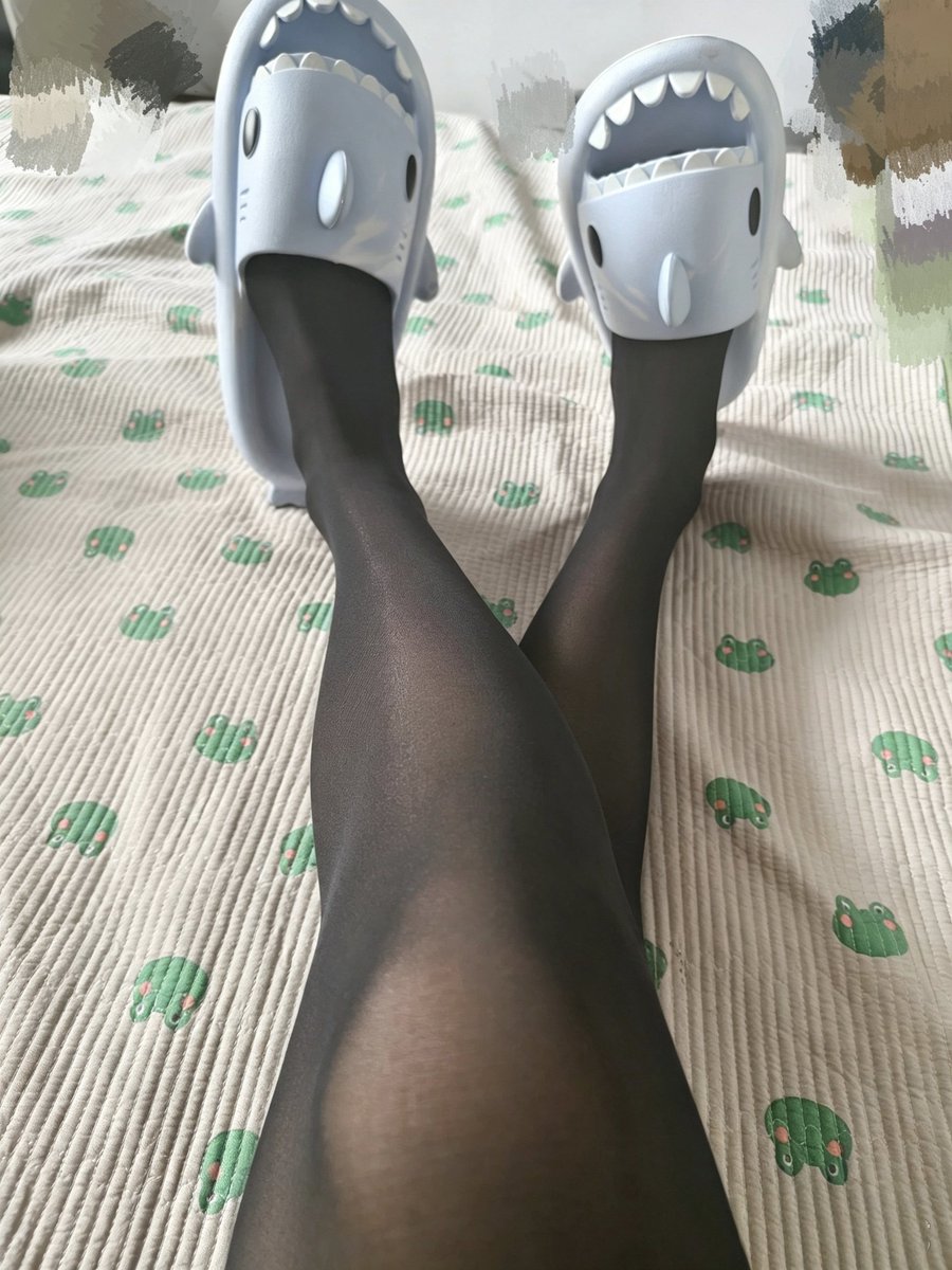 fnk7ye's tweet photo. #男娘 #正太 ＃腿 谢谢水水宝宝送的小鲨鱼拖鞋呀 https://t.co/DDHr258bp7