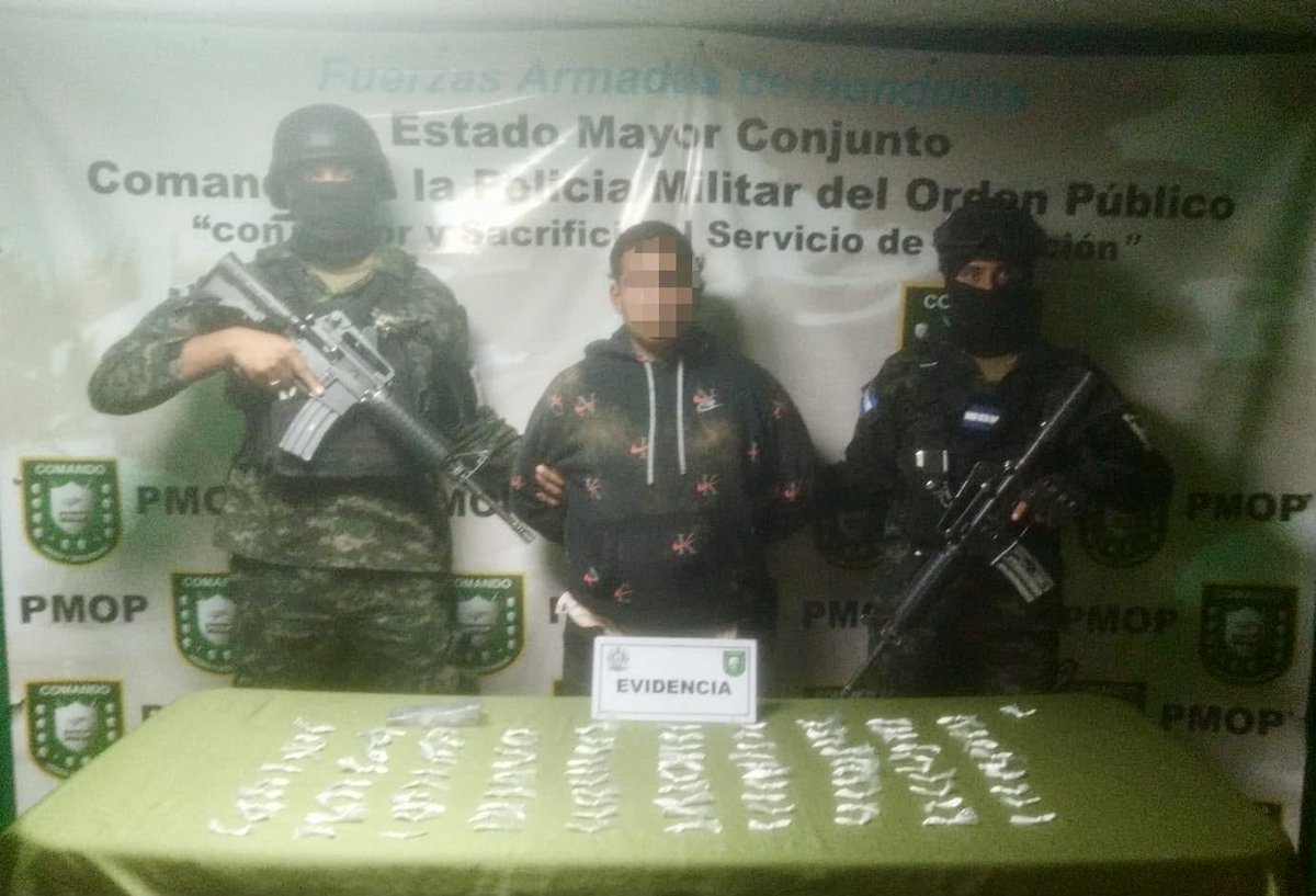 PMOPHN's tweet photo. #OperacionesPMOP | PMOP decomisa 101 envoltorios de supuesta cocaína en Tegucigalpa
Las Fuerzas Armadas de Honduras a través de la Policía Militar del Orden Público (#5BPMOP) en apoyo a la Agencia Nacional Contra el Crimen (#ANCC), remitieron a un ciudadano a la URD-PMOP, conocido con el alias Fantasma, por suponerlo responsable del delito de tráfico de drogas en perjuicio de la salud pública.
Durante el procedimiento se decomisaron 101 envoltorios de supuesta cocaína. El ciudadano fue puesto a disposición de la autoridad correspondiente para continuar con el proceso legal conforme a ley.
Las #FFAAHN a través de la #PMOPHN mantienen operaciones permanentes contra el tráfico de drogas, en defensa de la seguridad y el bienestar del pueblo hondureño.
#SeguridadHN