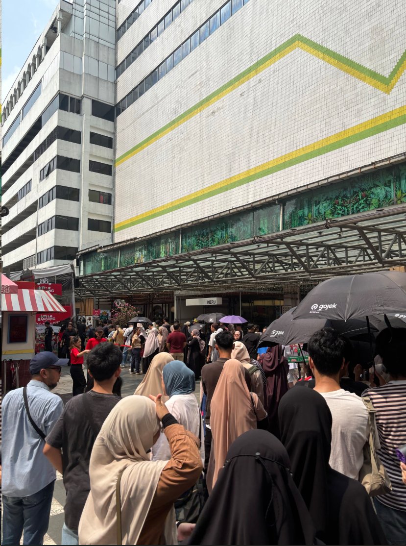 Pacinggembul22's tweet photo. Update pagi ini antrean MakJay udh serame ini ges 😭

Kata gw pikir 2x deh yang mau ke Little Bandung hari ini dan besok 😭 https://t.co/DbgUTeMbeO