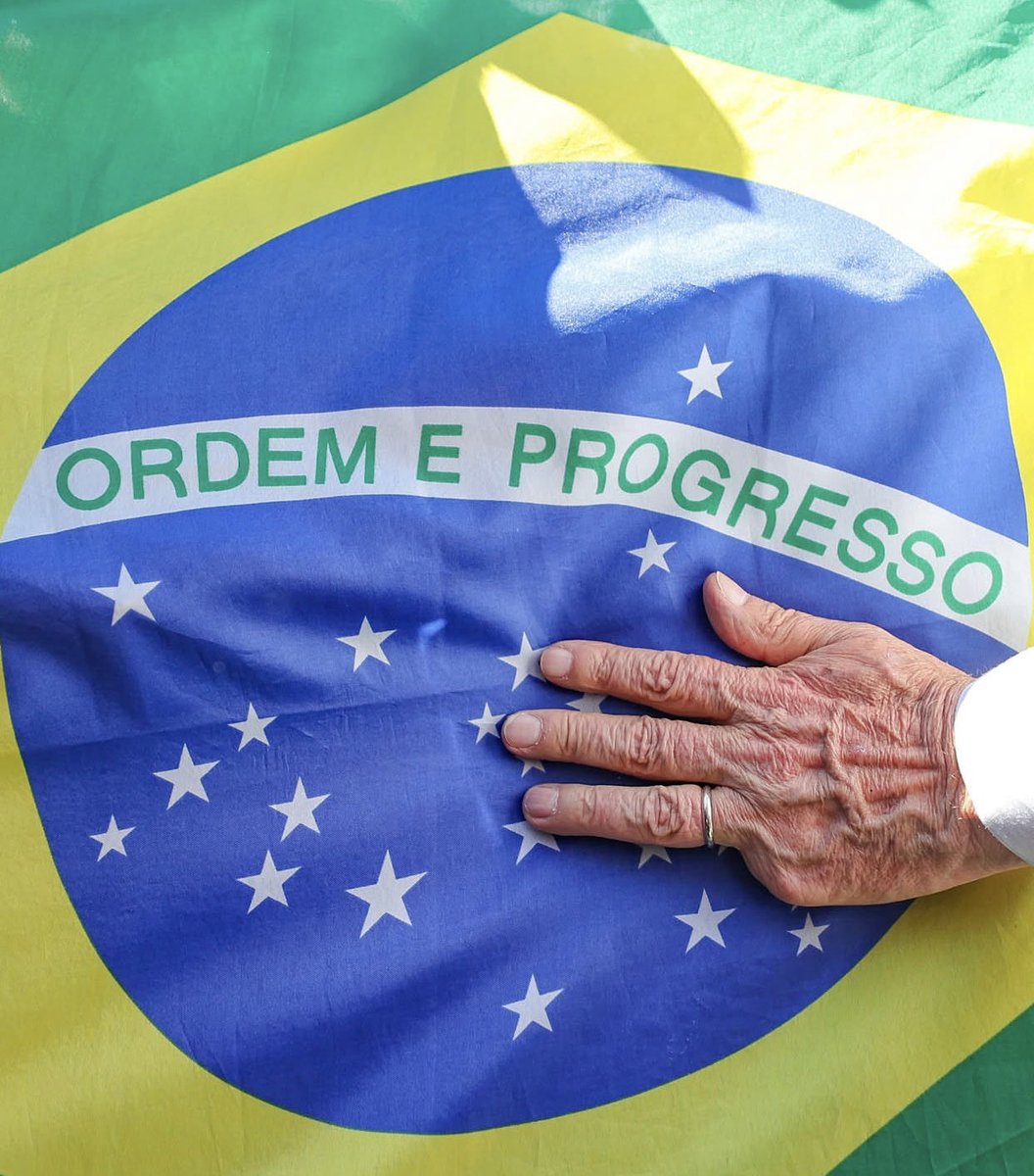 FlorbelaEspanc5's tweet photo. #SomosTodos9Dedos 
Bora Lula https://t.co/ZnZ3Rkiudk