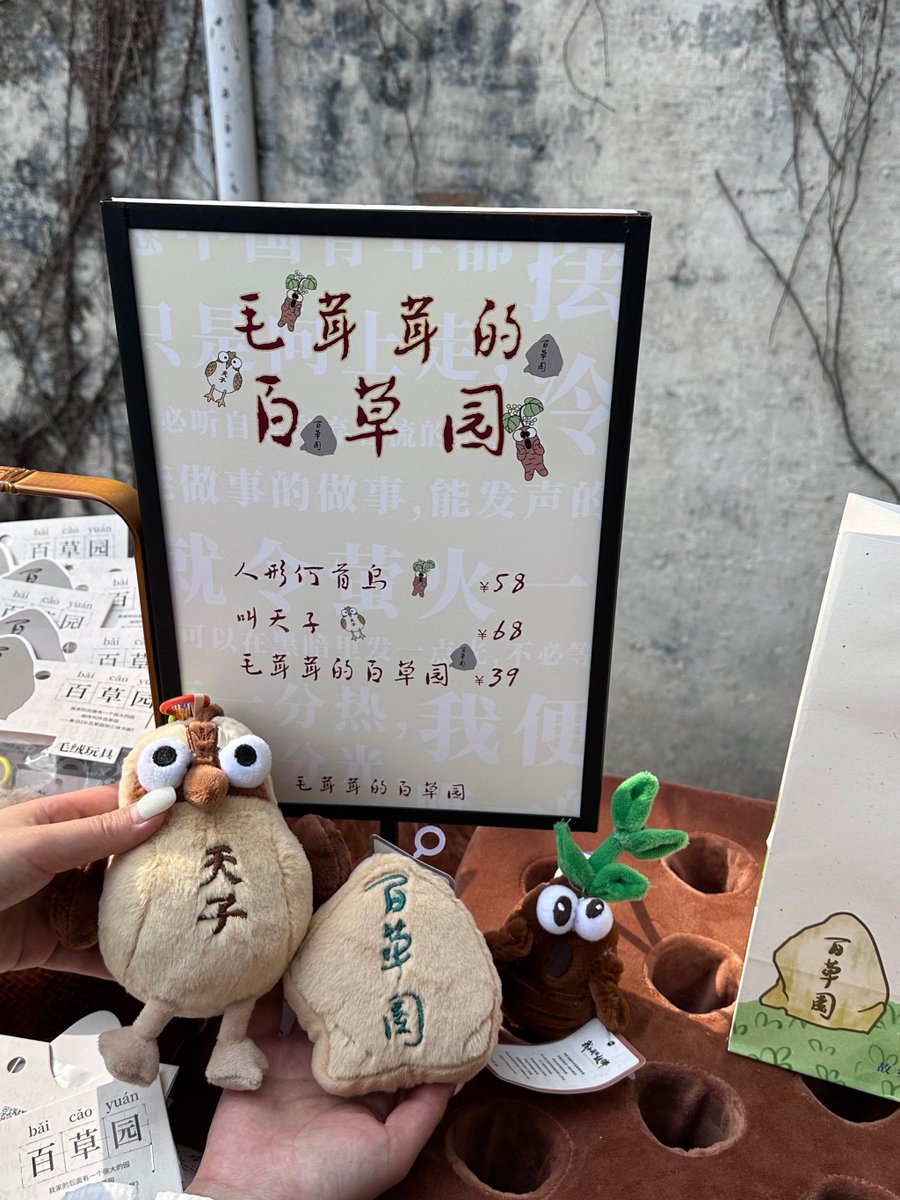 kilDzsA8uCrfEBL's tweet photo. 倉庫の隅で狡賢そうな姑が小さな荷物を抱えて、こっそり動き回ってるよ。なんか面白い光景だね https://t.co/n0E59WhbIQ