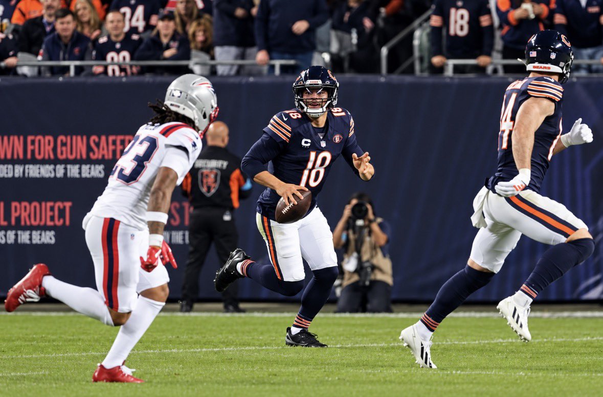 PolymarketBlitz's tweet photo. 🤯 𝐓𝐇𝐈𝐒 𝐈𝐒 𝐂𝐑𝐀𝐙𝐘: Caleb Williams was PERFECT when throwing on the move against New England.

• 5 attempts
• 5 completions
• 62 passing yards
• +14.8% completion percentage over expected https://t.co/zfYSF7hBnp
