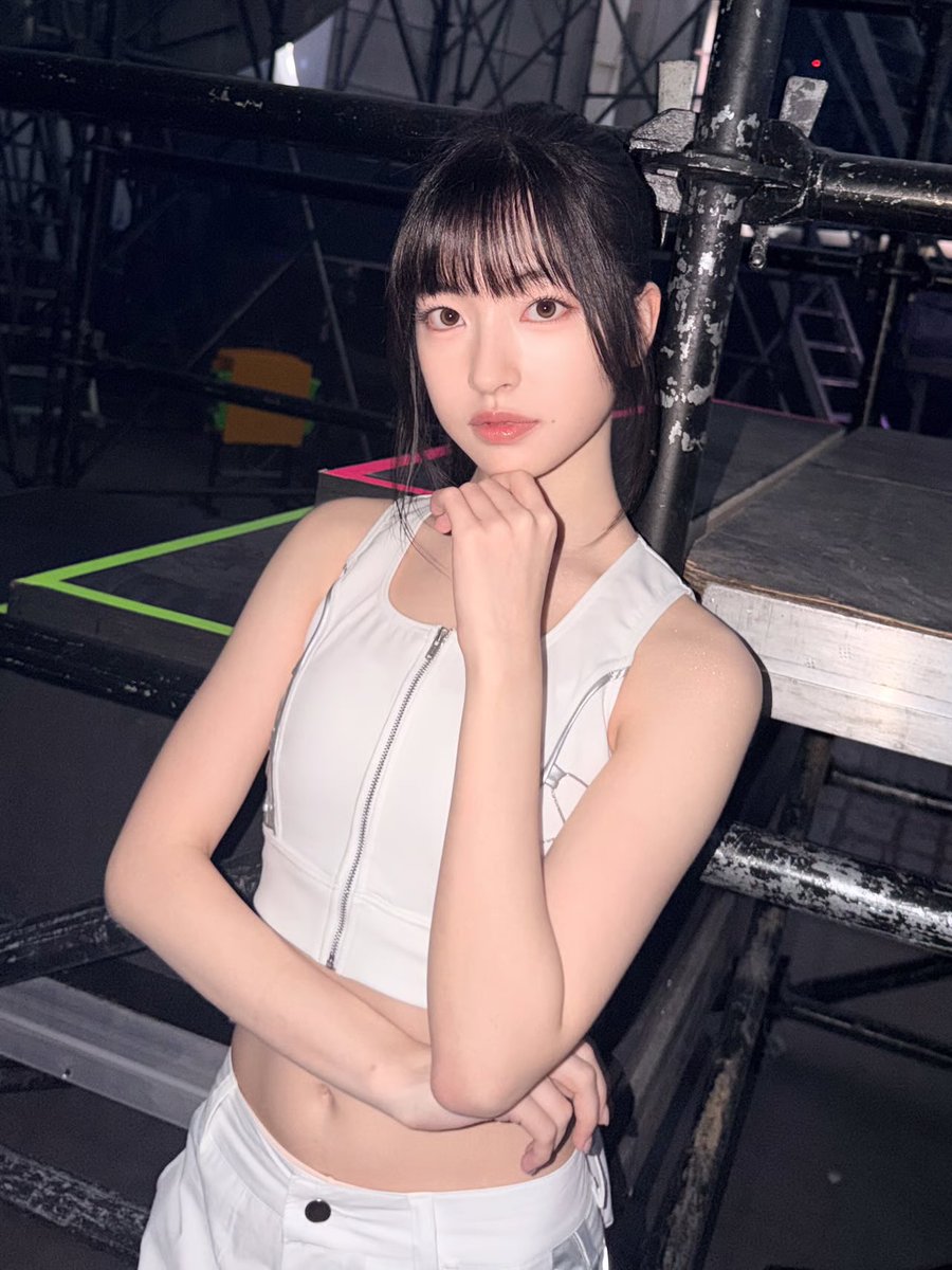 a2olites_rada's tweet photo. 'WELCOME TO SOULITE' BTS

amid the dim backstage lights, the camera flash caught her dreamy features as she rested her hand beneath her chin, turning an ordinary backstage moment into a sweet memory to treasure. do you like rada with this ponytail?🪐📸

#A2OLITE #A2O #RADA #라다 https://t.co/XyCu7bE4CL