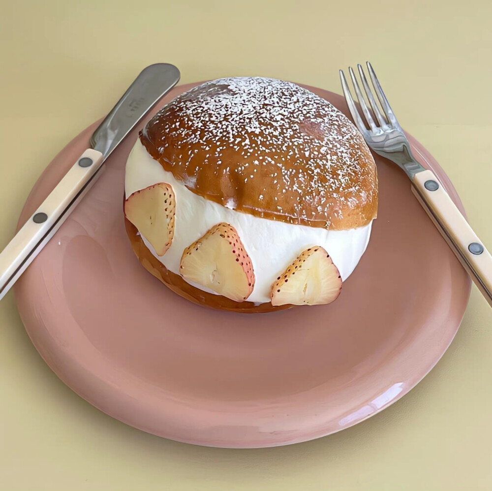 CoTLnHToHhhy3w6's tweet photo. [なんとも言えない、パンのフワフワ感と餡の甘さが癖になる。この美味しさを誰かと共有したいけど、独り占めしちゃう……]， https://t.co/9BvgvjHG79