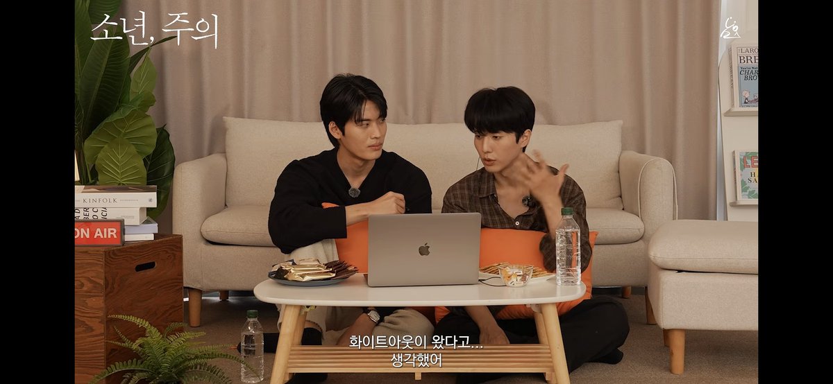 sunkim1824's tweet photo. 분명히 처음엔 이랬는데..언제부터 이렇게 자세가 바뀐거지? 다시 봐야하나..
@소년주의 https://t.co/p1uW4RRGsH