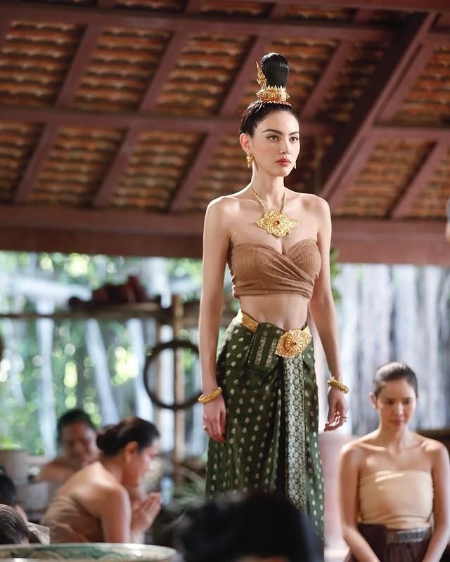 leianna0's tweet photo. @GMMTV Thai traditional attire is so beautiful,so why not showcase more of it in Scarlet Heart Thailand na?🥺 Thank you GMMTV for being so inspired by Myanmar culture. It's lovely but please don't forget to embrace your own culture too na kub🥰❤️ #ScarletHeartTH https://t.co/tmYLkAH9X0