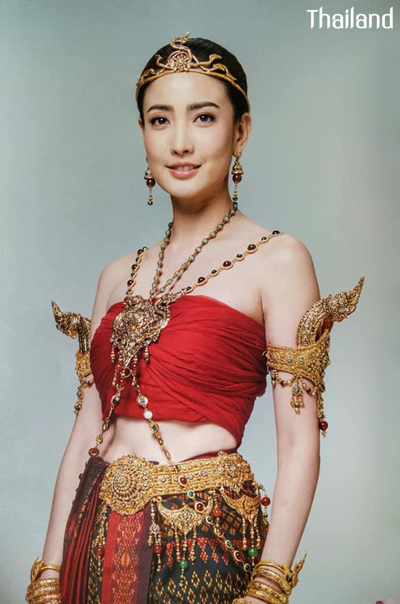 leianna0's tweet photo. @GMMTV Thai traditional attire is so beautiful,so why not showcase more of it in Scarlet Heart Thailand na?🥺 Thank you GMMTV for being so inspired by Myanmar culture. It's lovely but please don't forget to embrace your own culture too na kub🥰❤️ #ScarletHeartTH https://t.co/tmYLkAH9X0