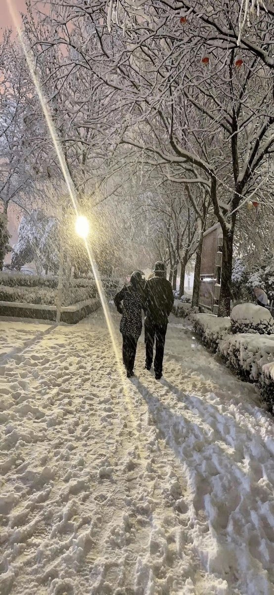 ponta11255's tweet photo. [仓の雪が舞う朝、外套を着て散歩すると、心まで温かくなります。今日も一日頑張りましょう！]， https://t.co/m1hWMMRD7v