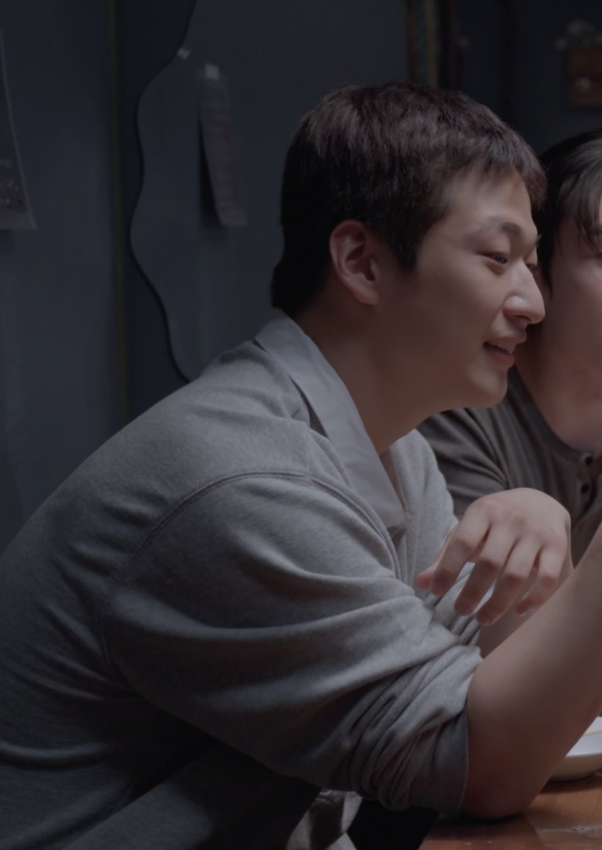 gamjassaak's tweet photo. 몸 두께 봐..진짜 남자야 https://t.co/aBwGs1yng4